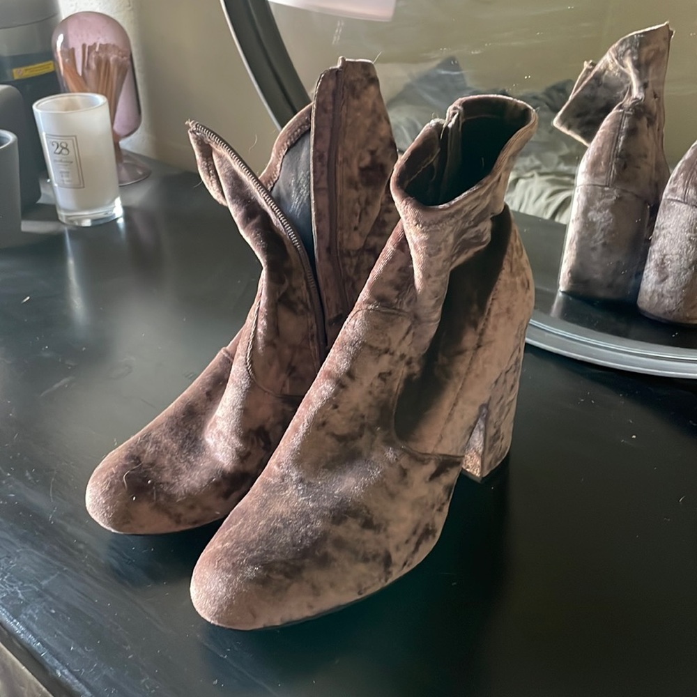 Velvet (Suede) purple booties. W9
